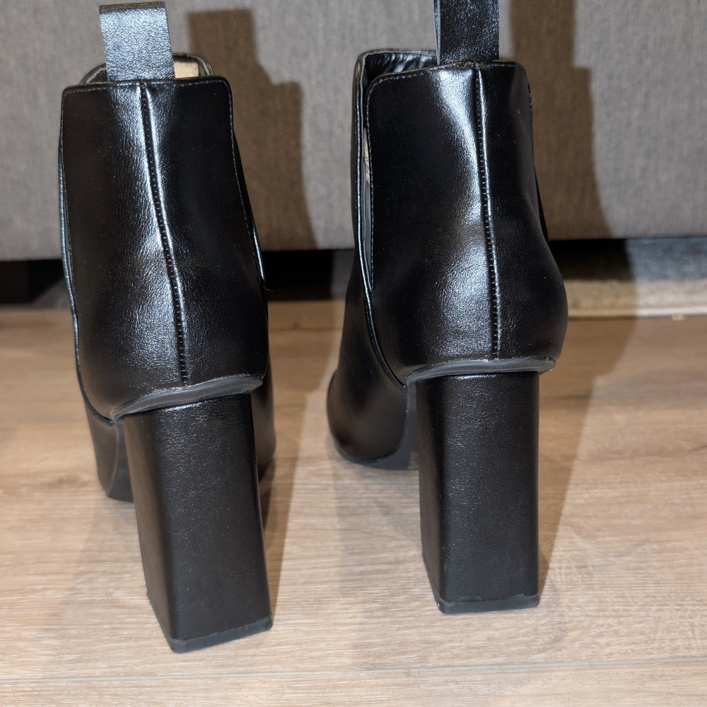 NIB Journee Collection Neima Cutout Ankle Boots - Picture 4 of 10